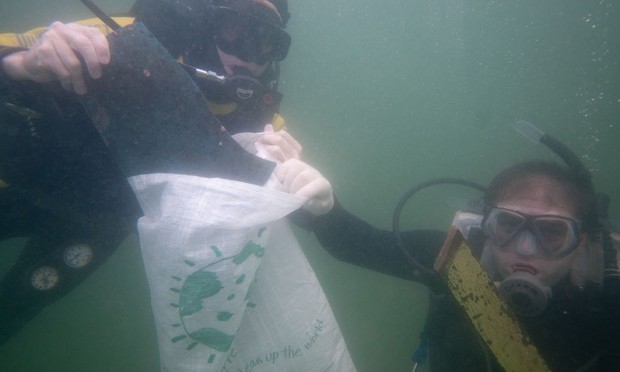 Mergulhadores retiraram cerca de 40 quilos de resíduos do mar da Urca (Foto: Alvinho Duarte / Agência Estado)